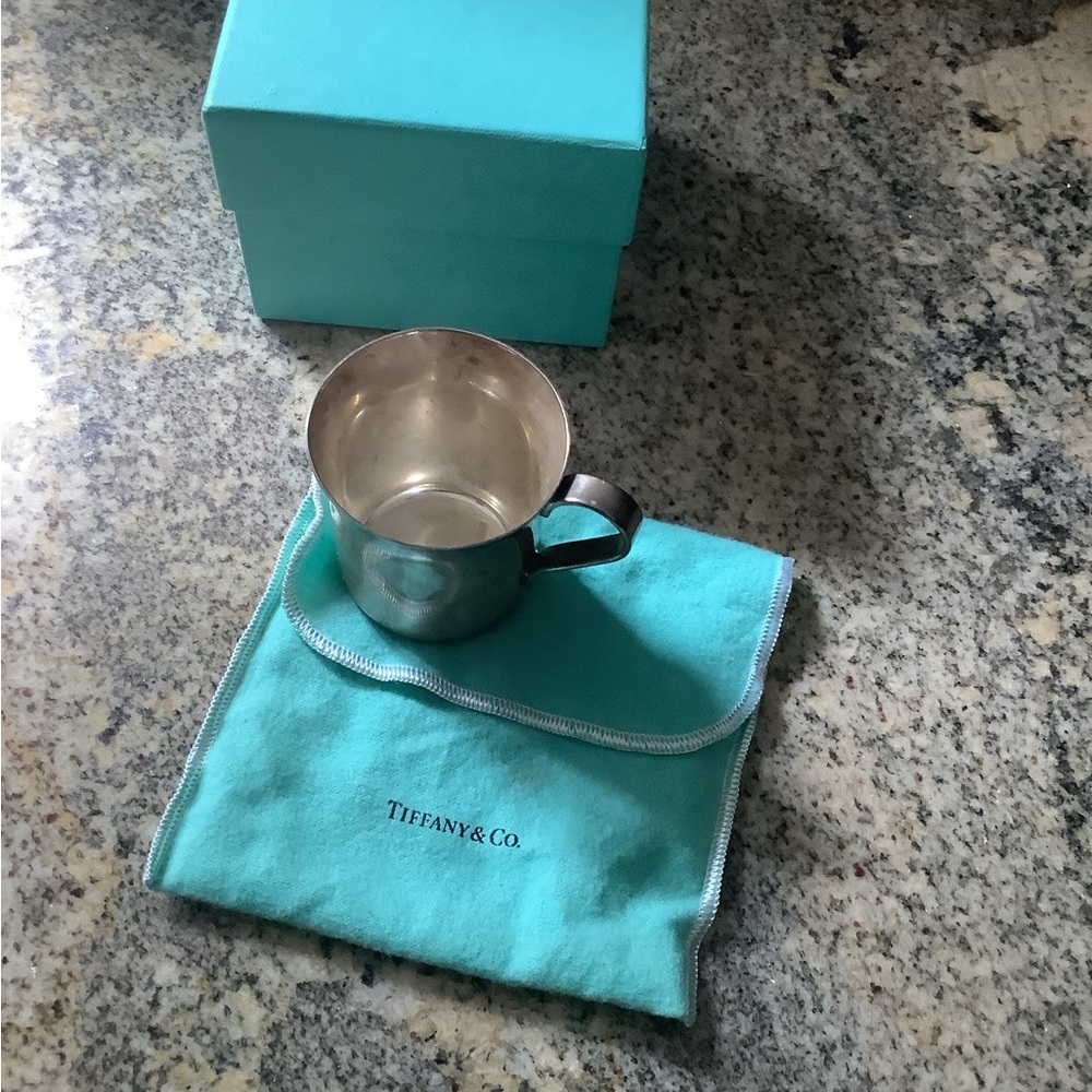 Authentic TIFFANY & Co. Stirling silver baby cup with handle - Picture 3 of 16